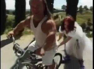 Семейное порно с парой лилипутами